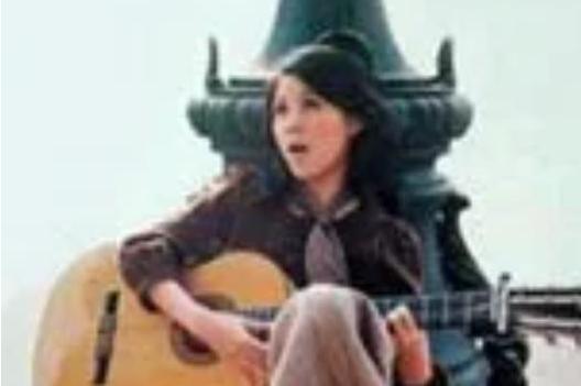  p>《牵挂》是一首洪小乔作词作曲并自己演唱的歌曲,曾于1971年4月获 