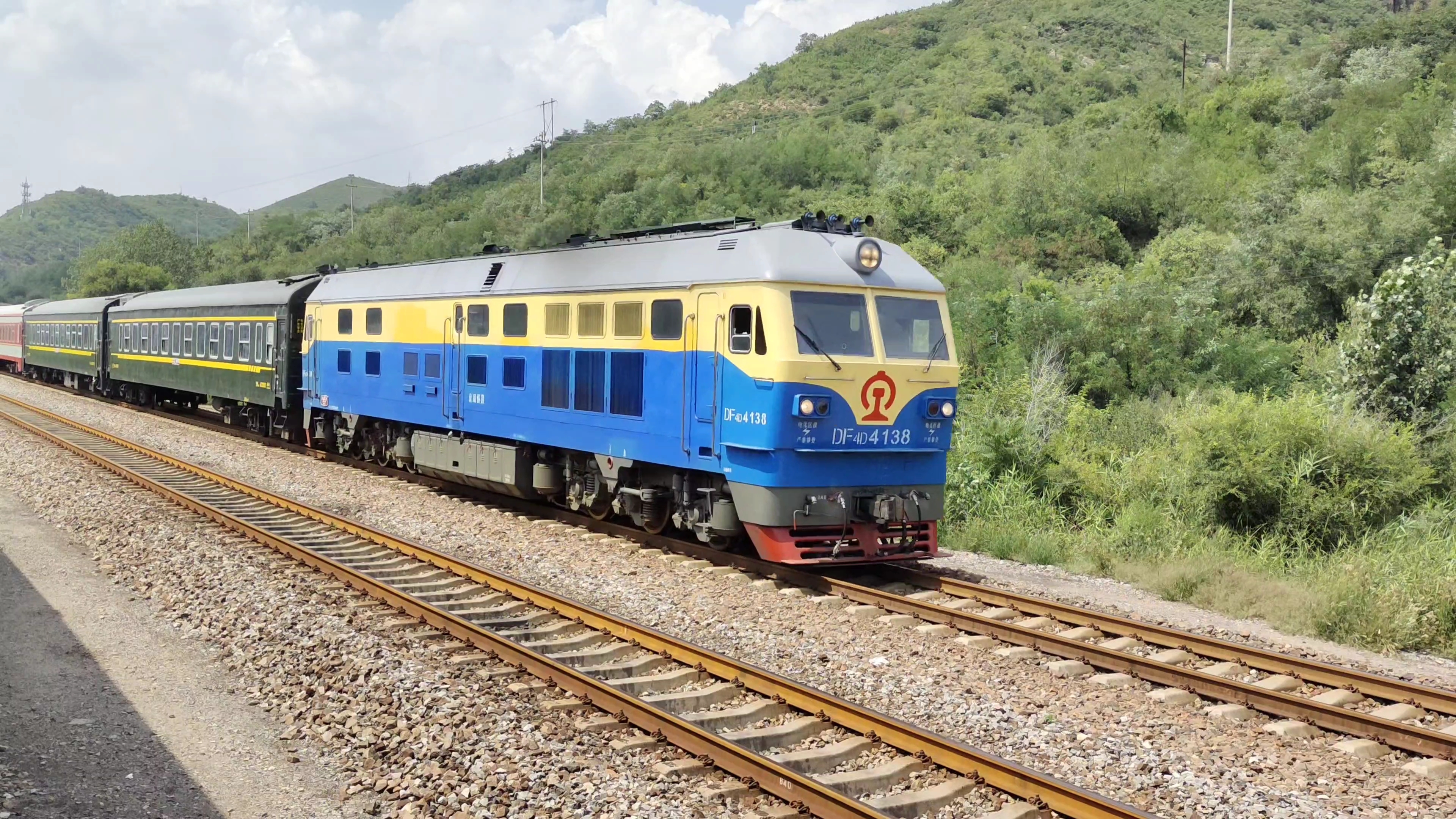 东风4d型内燃机车