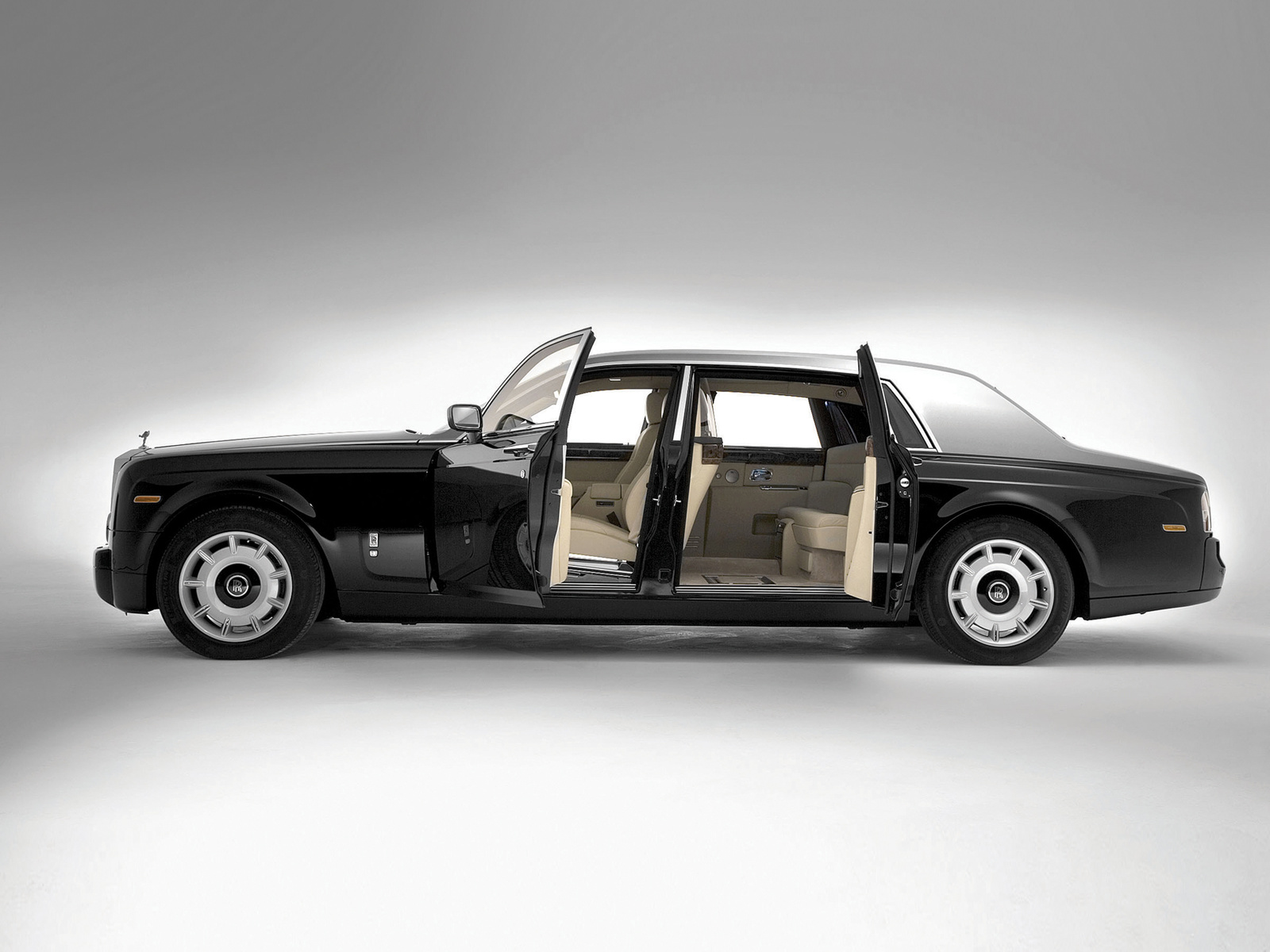 data-ctrid="2k8zsjeux1c">幻影系列(phantom family)是劳斯莱斯汽车