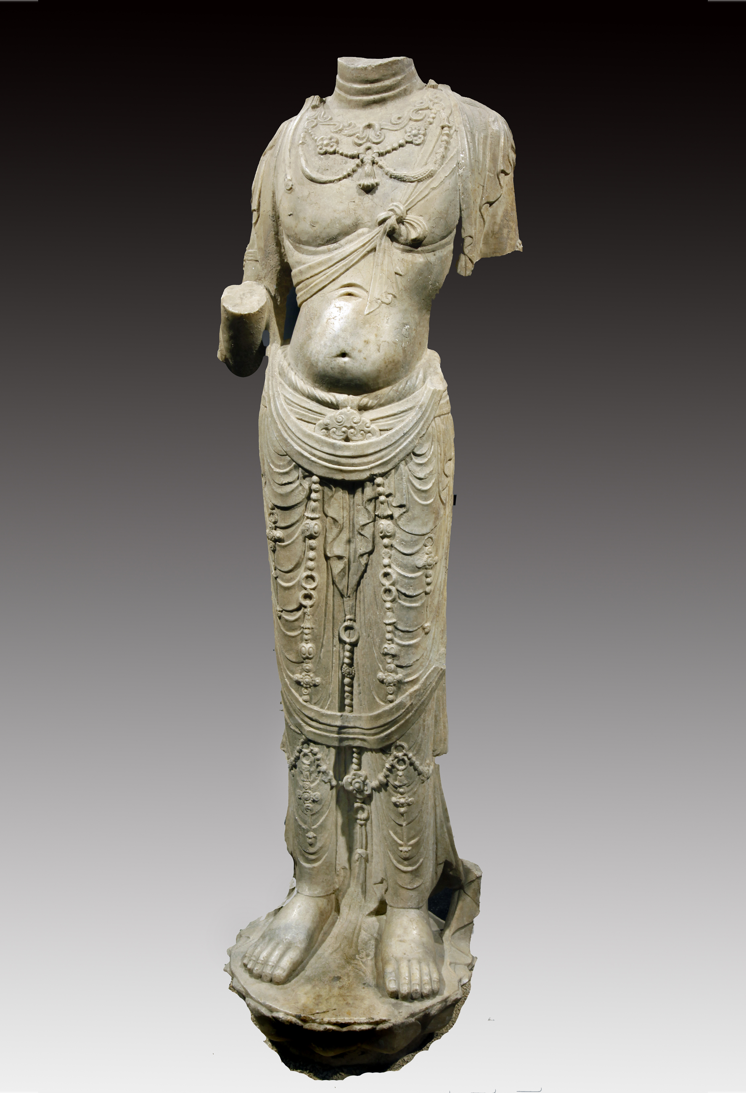 唐白石胁侍菩萨立像是唐代时期的一件文物,现收藏于河北博物院