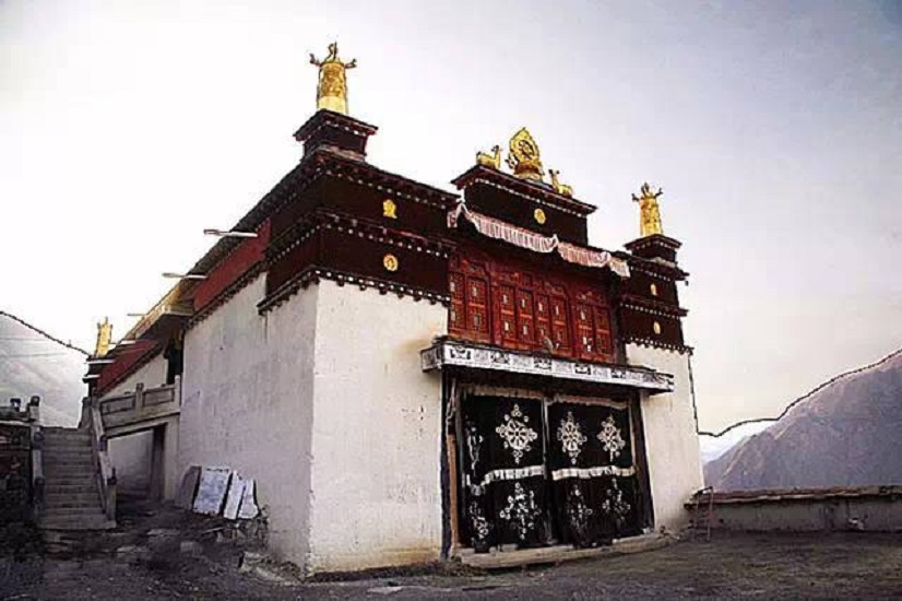  p>比如寺,又称"朗杰白拔林寺"(藏语为"朗杰白拔林"),在比如县境内.