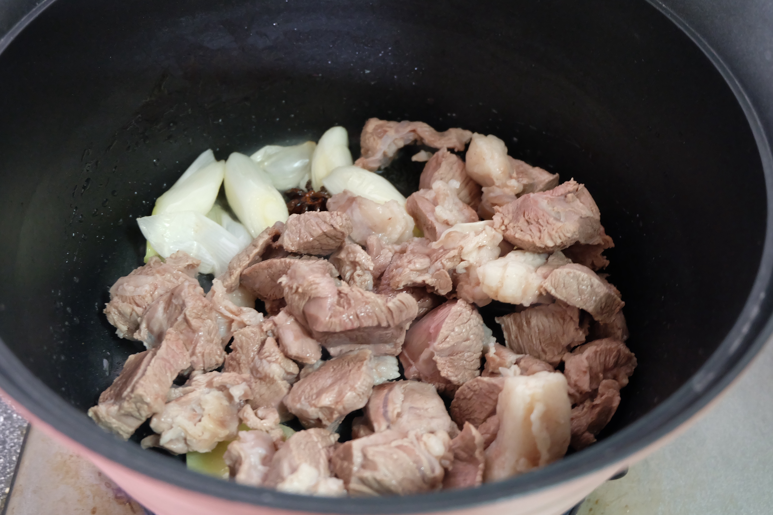  p>辣炖萝卜羊肉是由羊肉做成的一道家常菜,能增加消化酶,保护胃壁