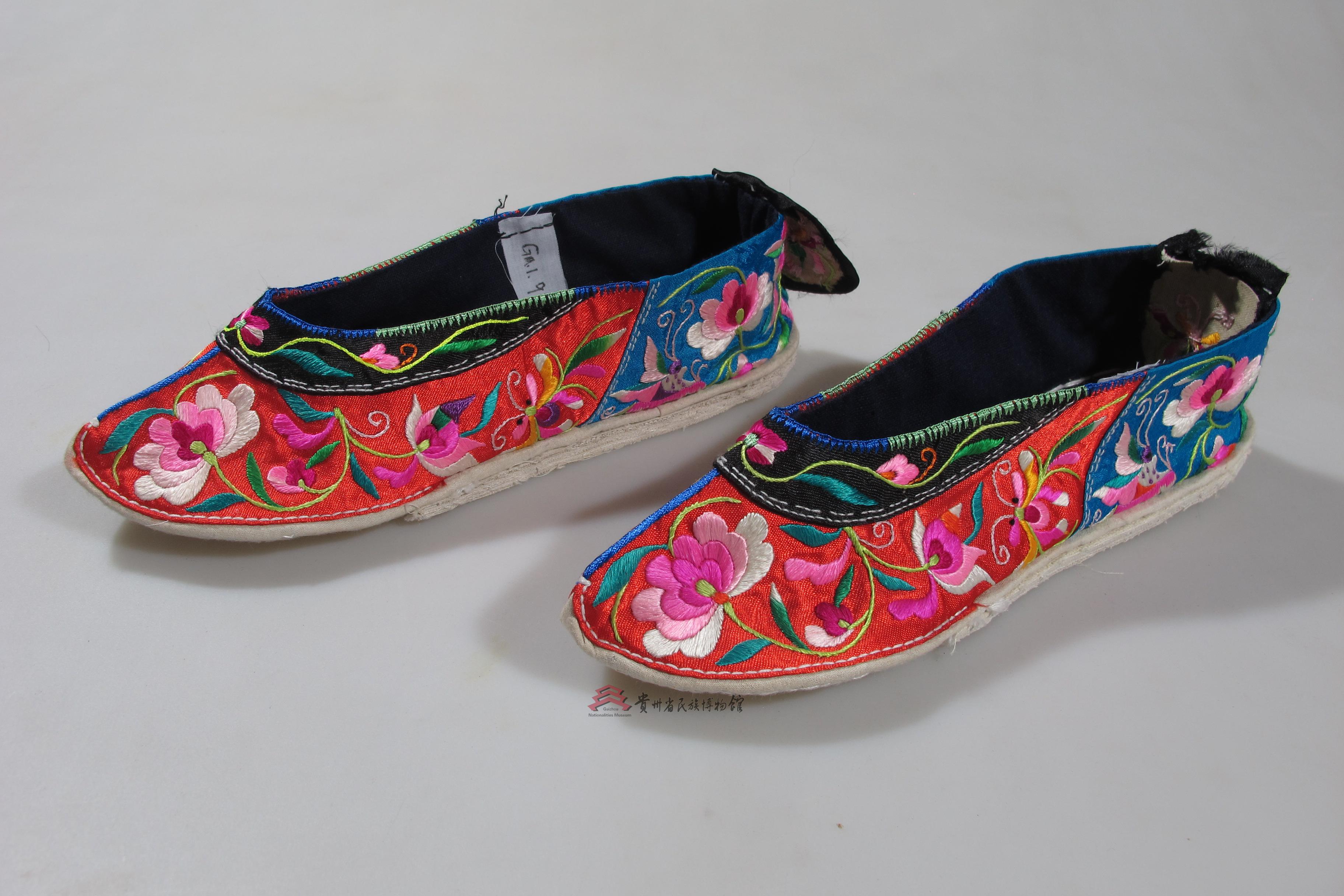 当代报京侗族缎面平绣蝶花纹老鞋