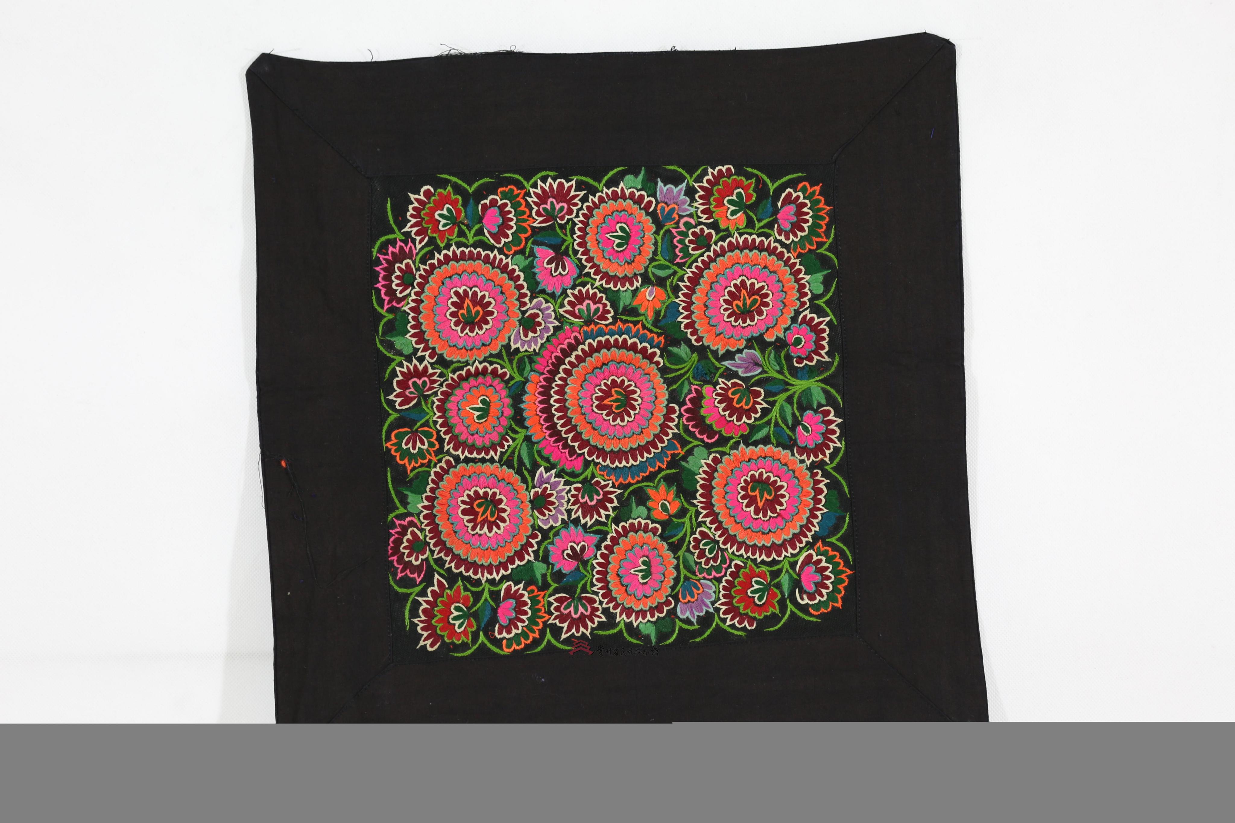 当代黔西苗族刺绣太阳花绣片