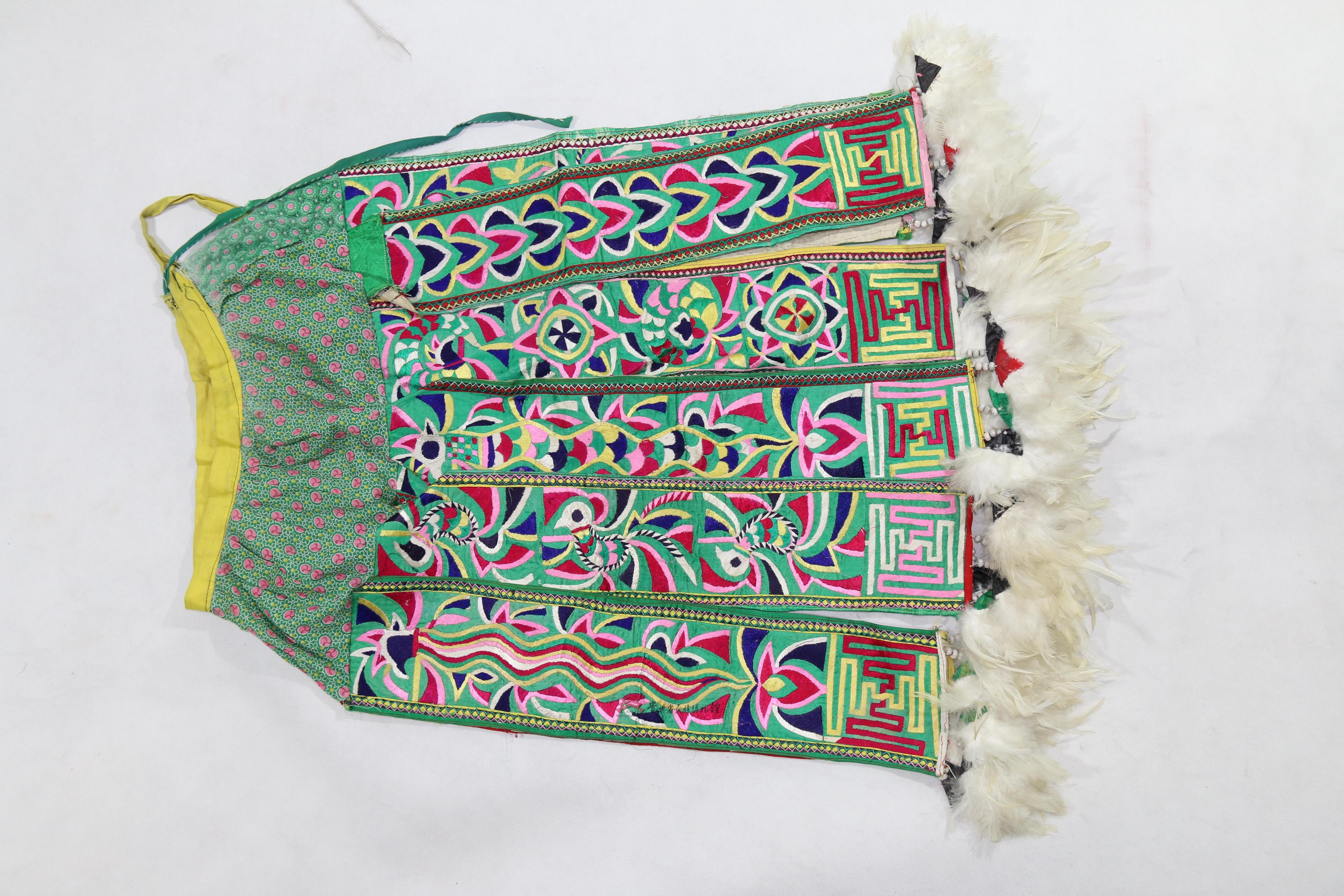 当代榕江苗族绿缎破线绣百鸟裙