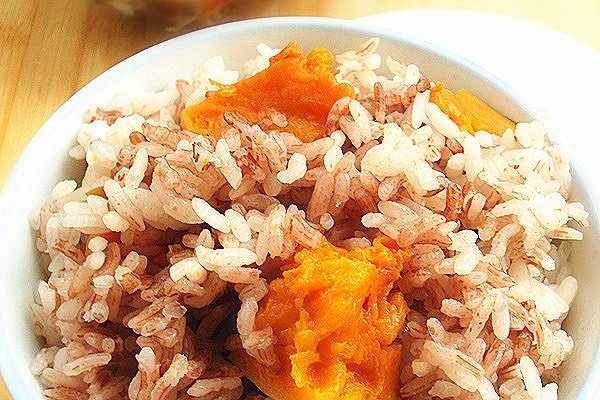 南瓜鸡肉红米饭