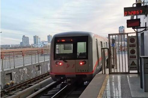  p data-id="sq2i2aesplqp">北京地铁sfm07型电动客车组是北京地铁的