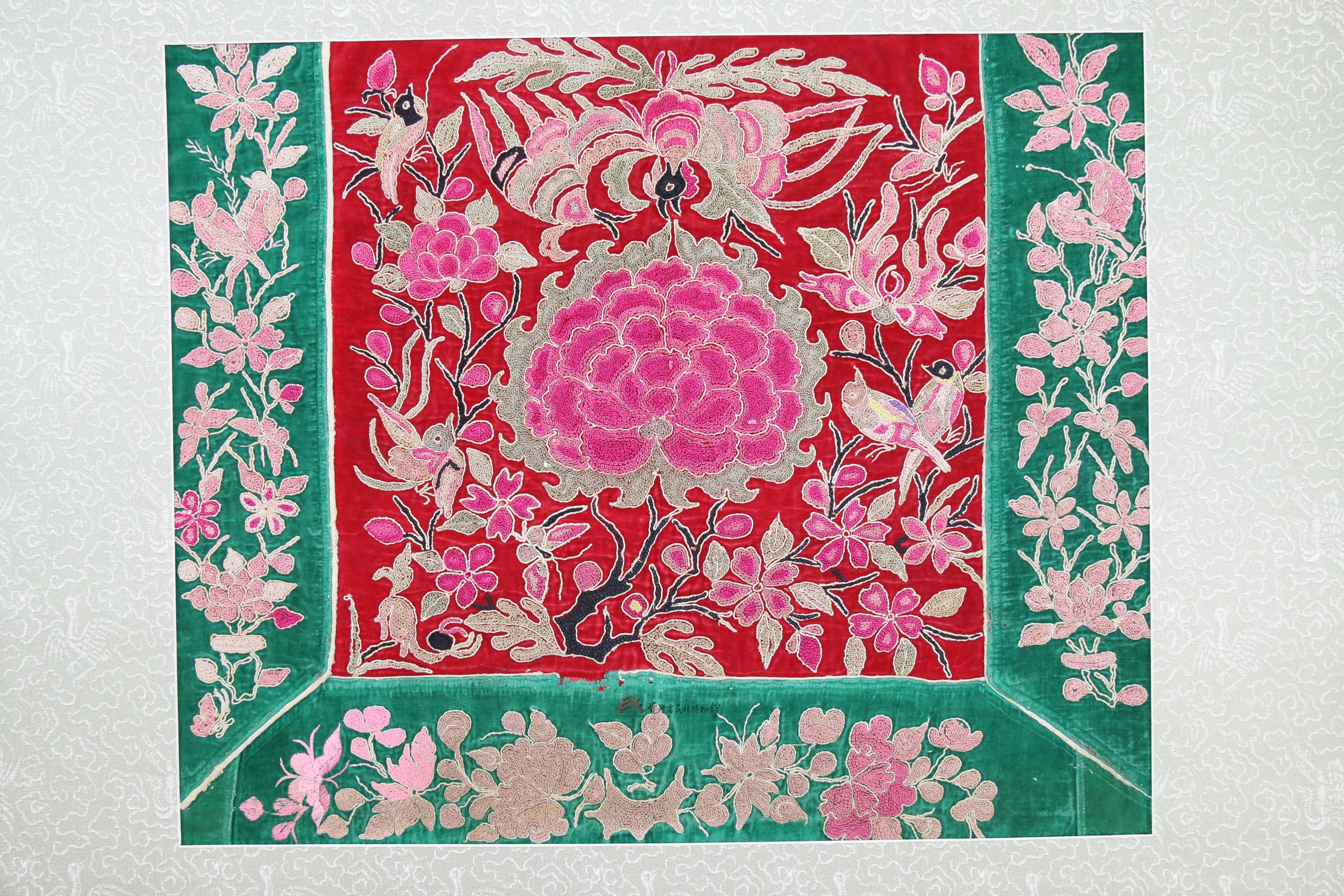 背带绣片是一件由贵州省民族博物馆通过征集而来的民族历史和文化藏品