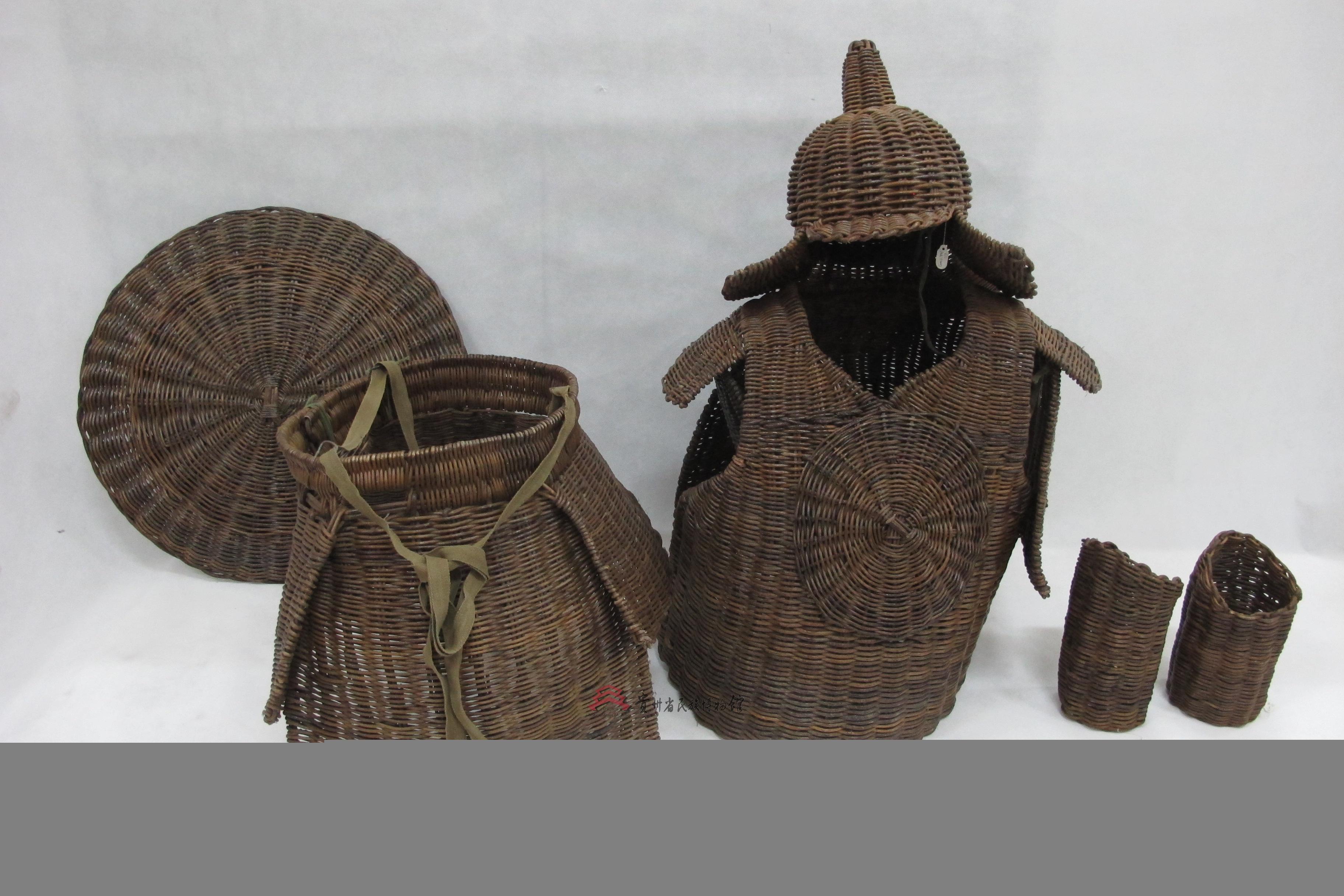  p>当代安顺布依族藤甲衣是一件由贵州省民族博物馆通过征集而来的