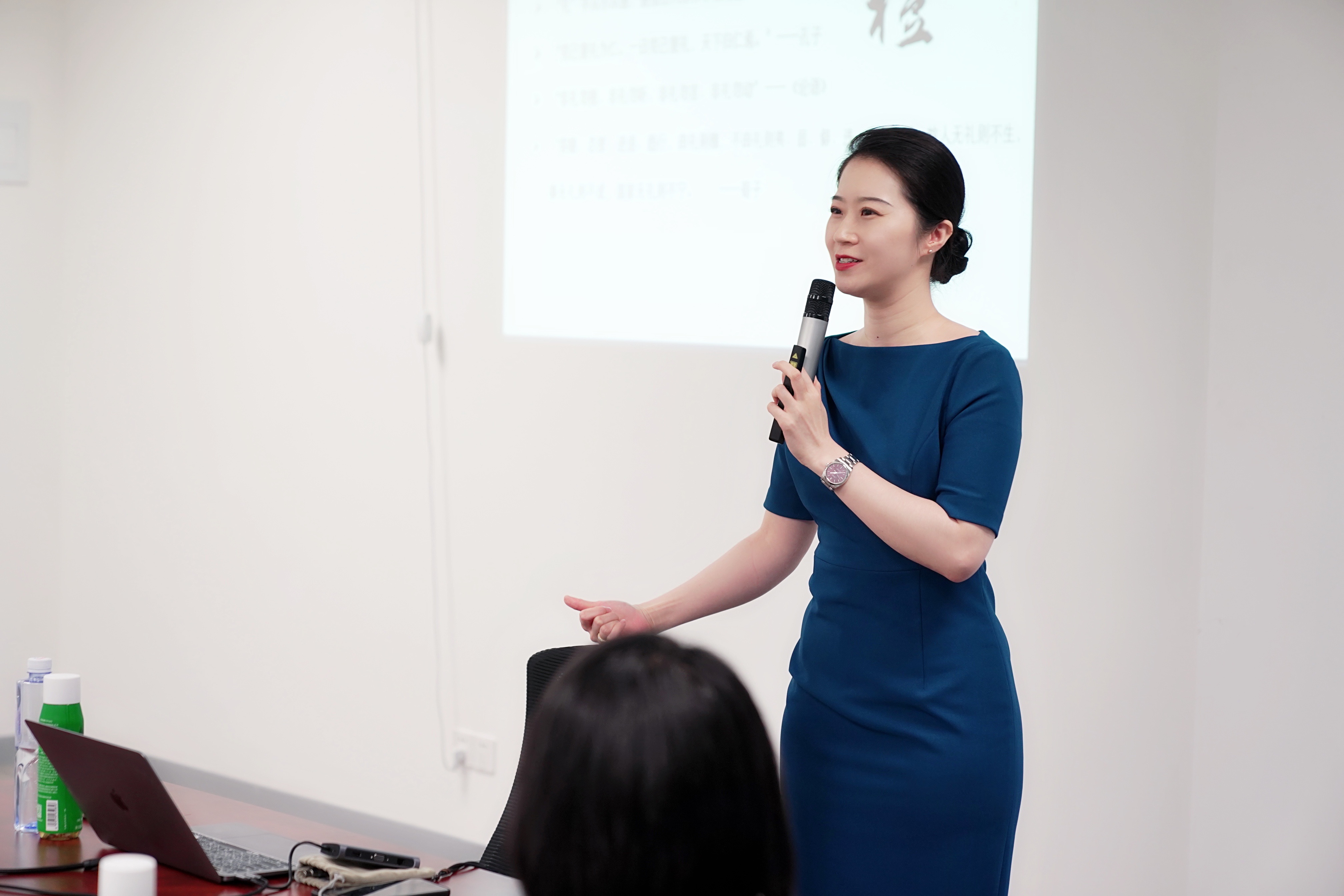 国际注册高级礼仪培训师,acic国际职业资质认证中心礼仪类考评员.