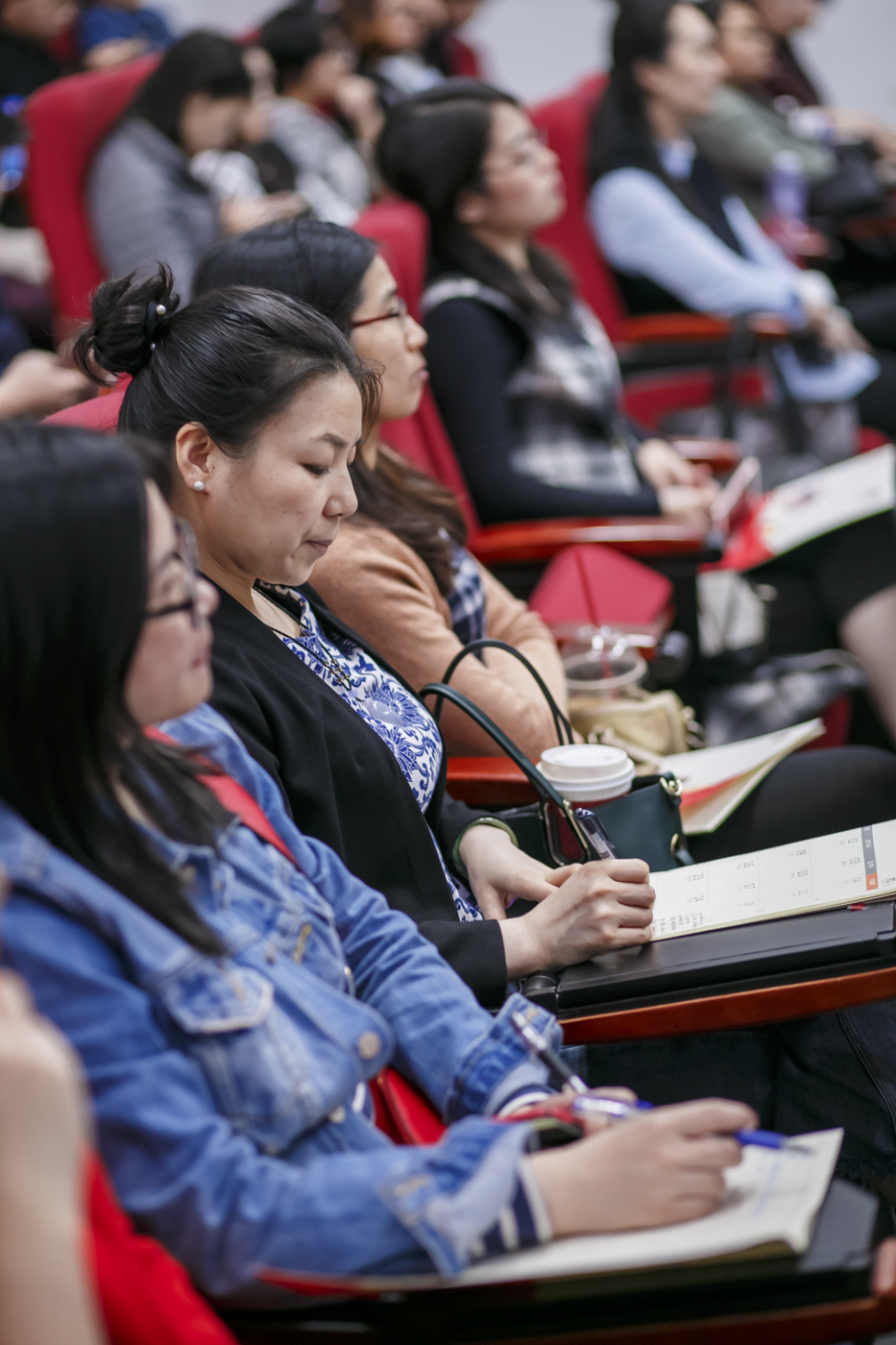  p data-id="gnwlomi75w">听众,是指听讲演,音乐或广播的人.