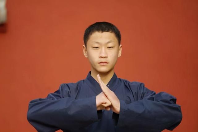 抱拳礼的正确手势是什么，有什么讲究_百科TA说