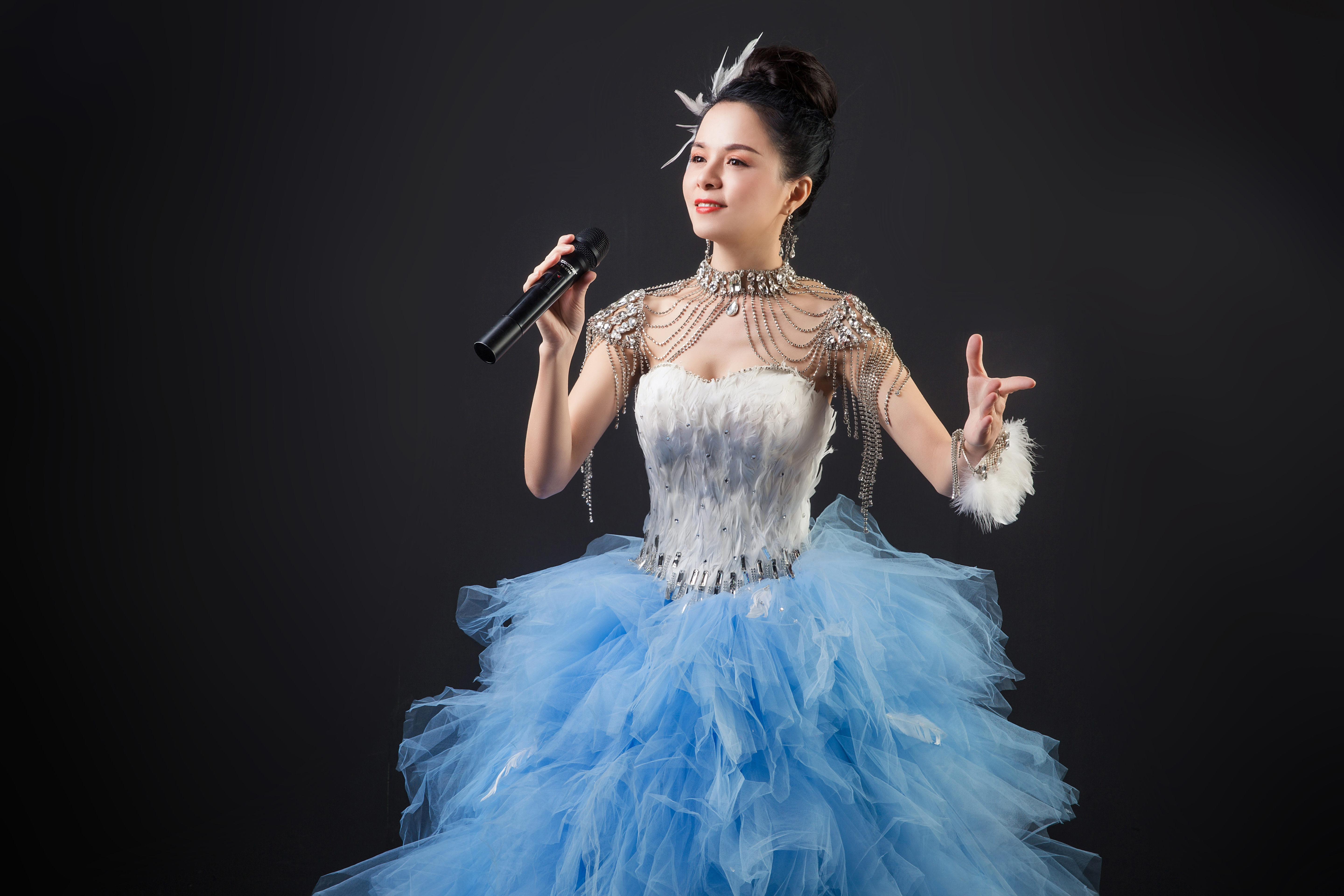  p>周舟,华语女歌手,阎维文民族声乐大师班"阎师高徒".