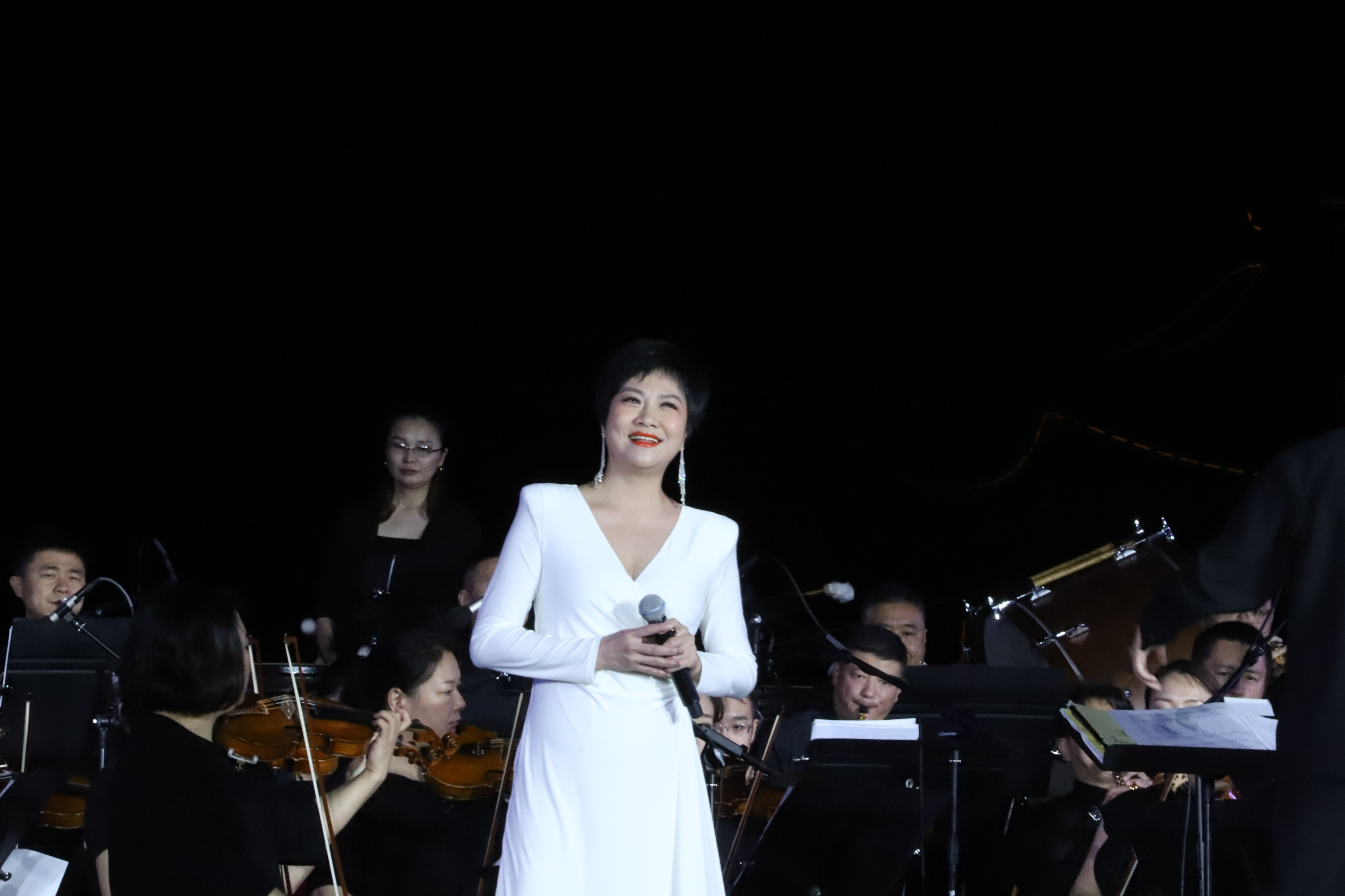 女,大连人,1999年师从著名女中音歌唱家吴美玲女士学习声乐