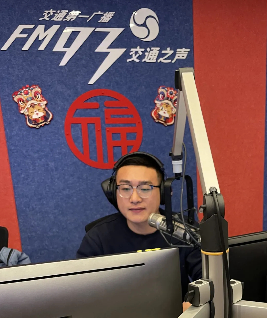  /p> p>现担任杭州fm93交通之声《一路有你》节目的主持人. /p>