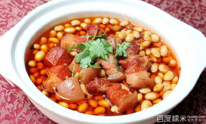  p>红烧肉煮豆子是一道以猪肉,青萝卜为主要食材制作的美食. /p>