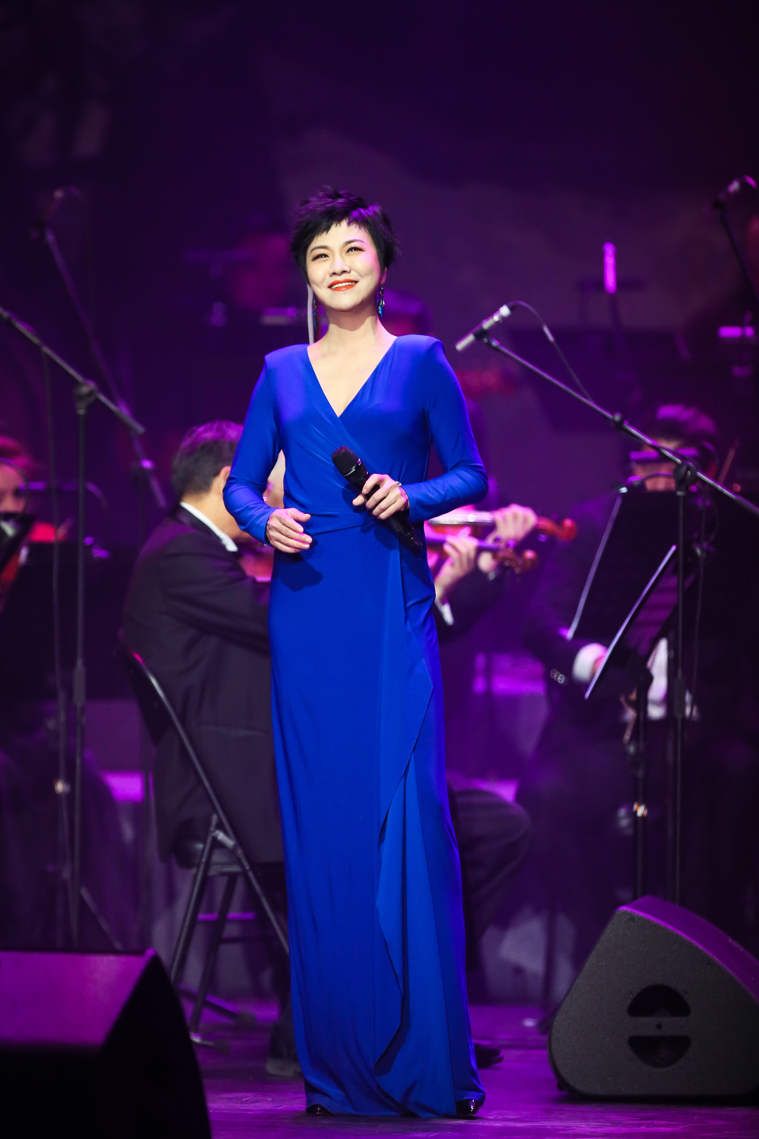 女,大连人,1999年师从著名女中音歌唱家吴美玲女士学习声乐