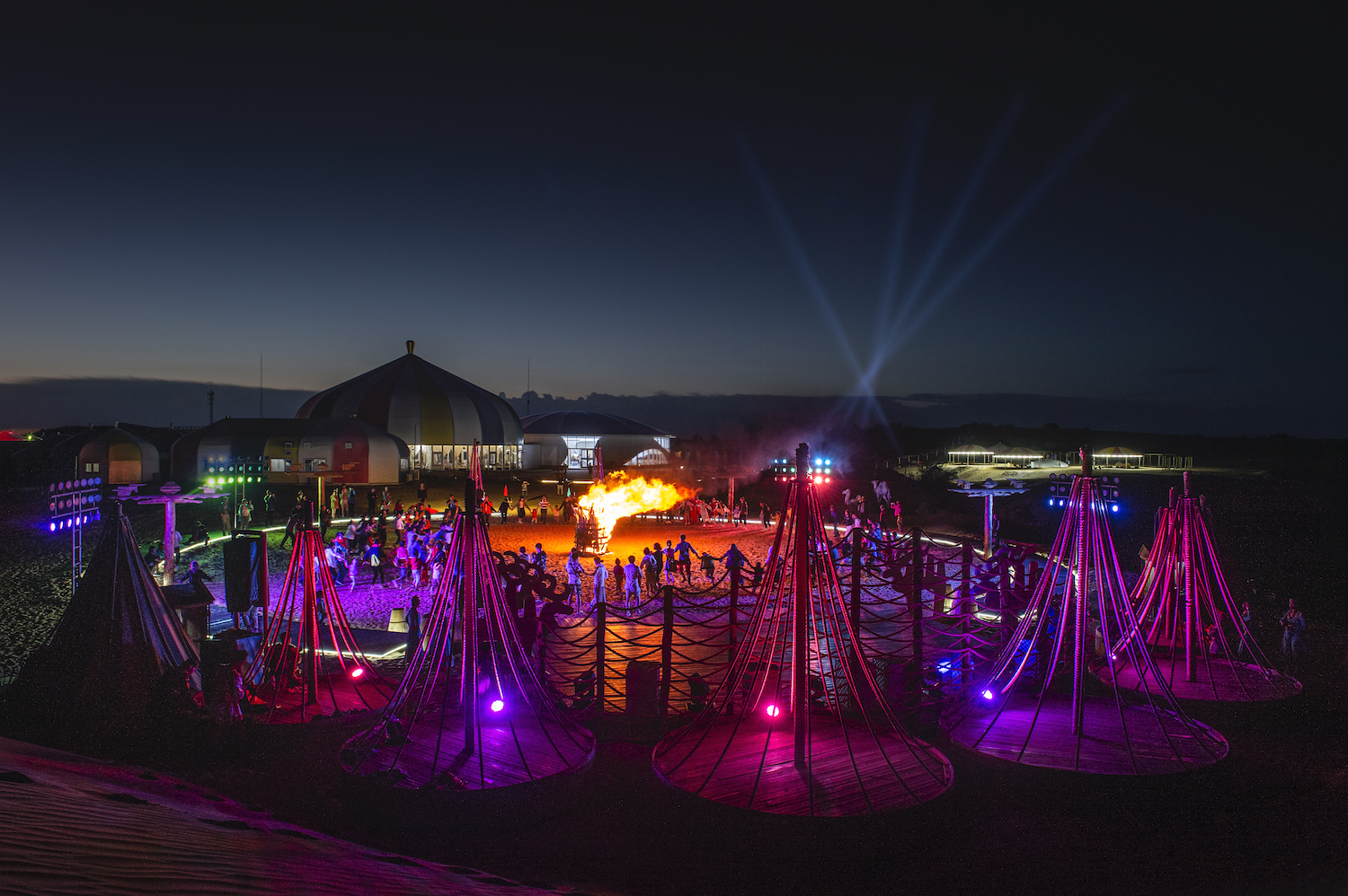  p>响沙湾于1984年1月被开辟为旅游景点,1991年被国家旅游局列为国线