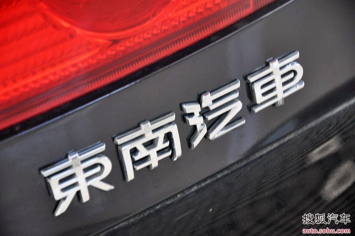  p>三菱蓝瑟是东南汽车推出的三菱车标轿车,属国产车,市场定位在 a