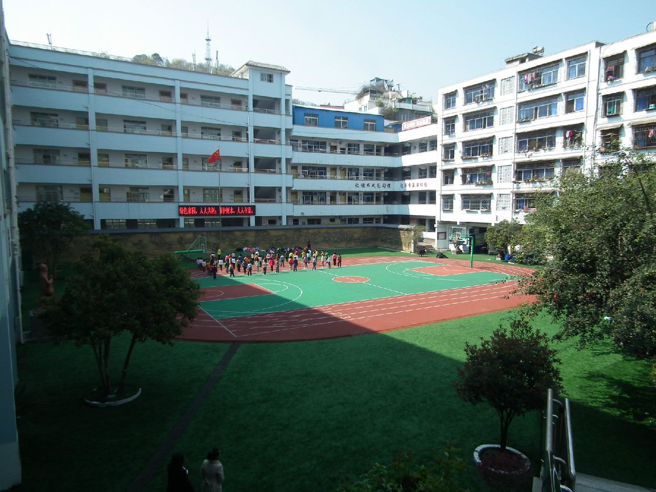  p data-id="gnb5zzi7d7">红星路小学位于贵州省兴义市湾塘河畔红星路