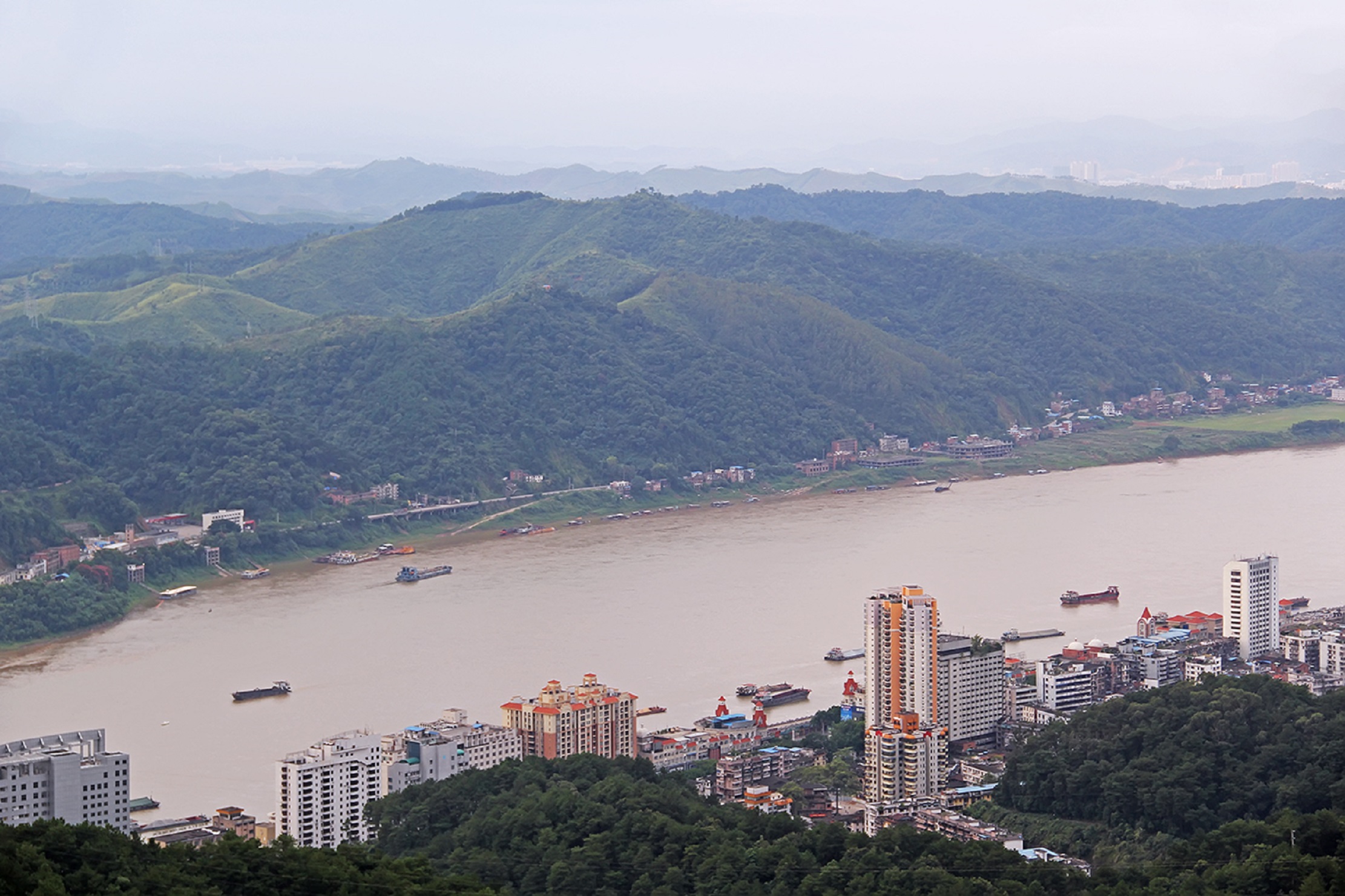  p>鸳鸯江地处中国广西梧州,由桂江与浔江汇流而成,碧绿的桂江水与混