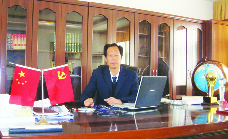 年出生于临沂市罗庄区朱陈三村,企业家,劳模,现任朱陈社区党委书记,居