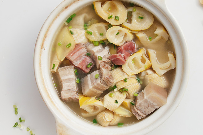  p>咸肉春笋汤,是一道菜品,材料为肘子 一只,春笋或冬笋 一只,腌肉 一