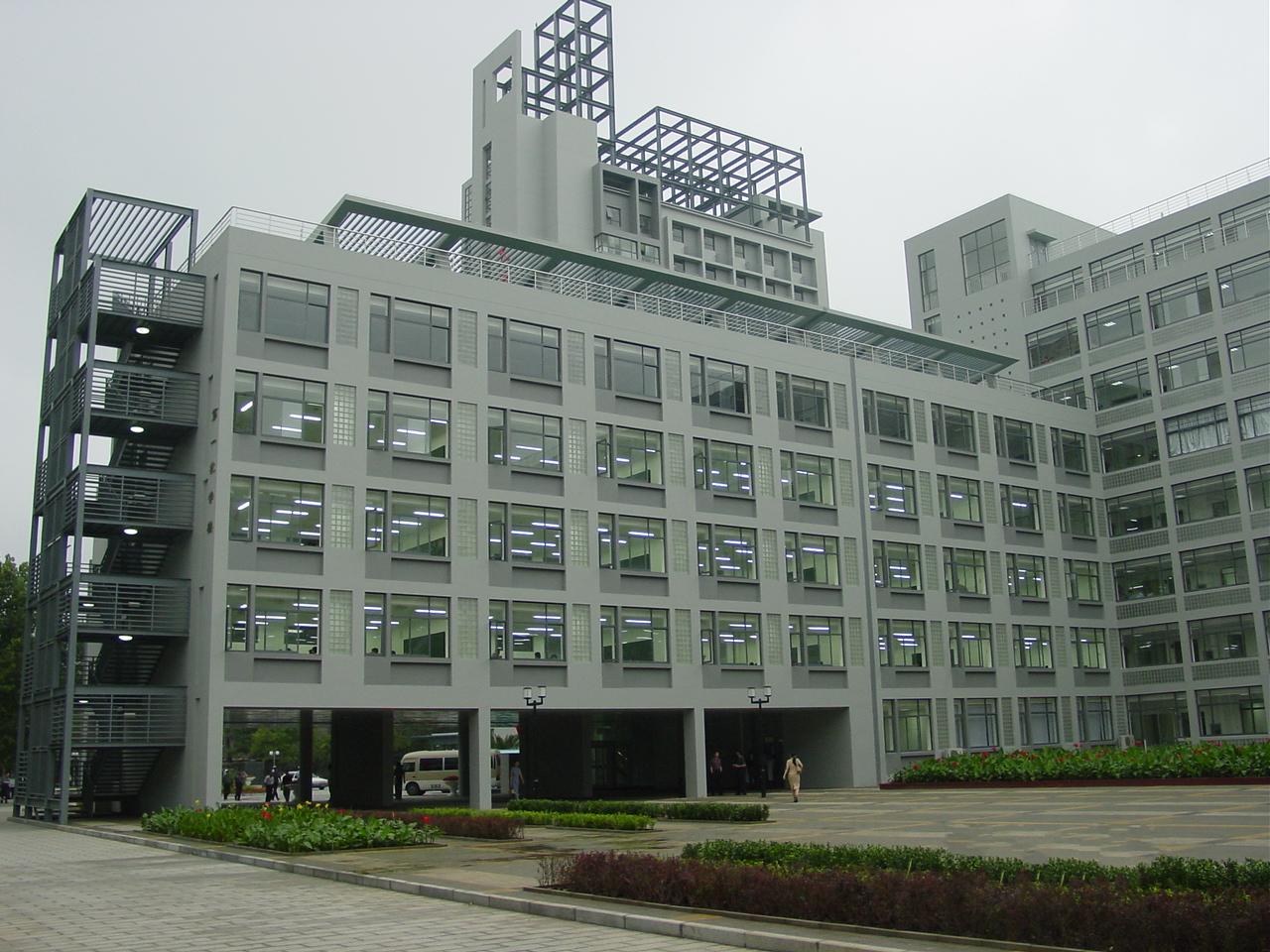 1 high school)是天津市教委直属的重点中学,是全国