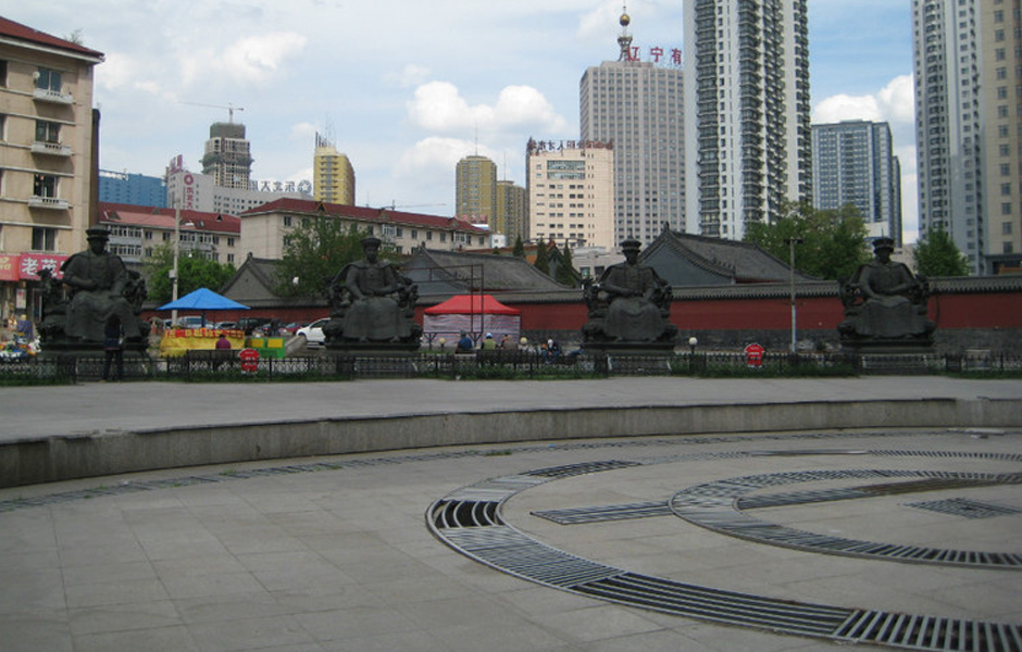 全名为莲花净土实胜寺,坐落在沈阳市和平区的皇寺广场