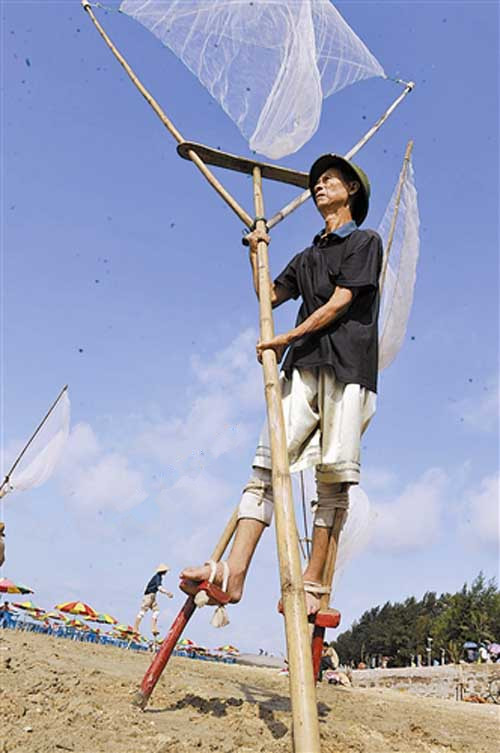 京族渔民踩着高跷捕鱼捞虾