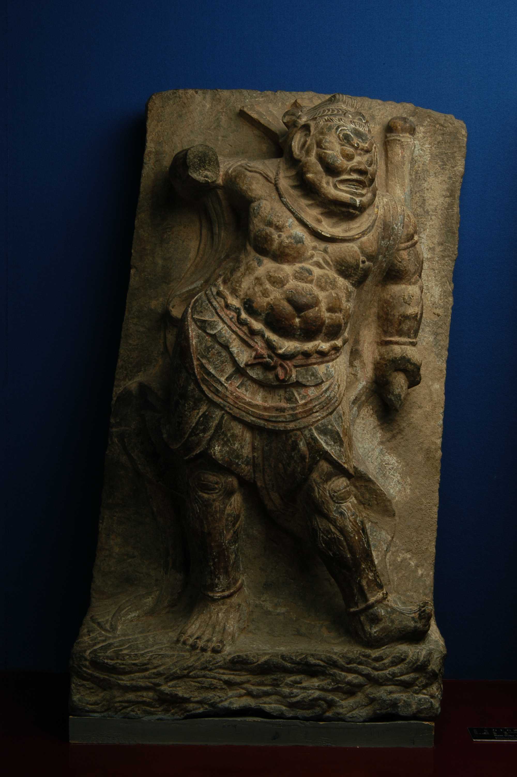  p>此展品为宋代的石刻,为高浮雕作品,两力士造型相似,略有不同.