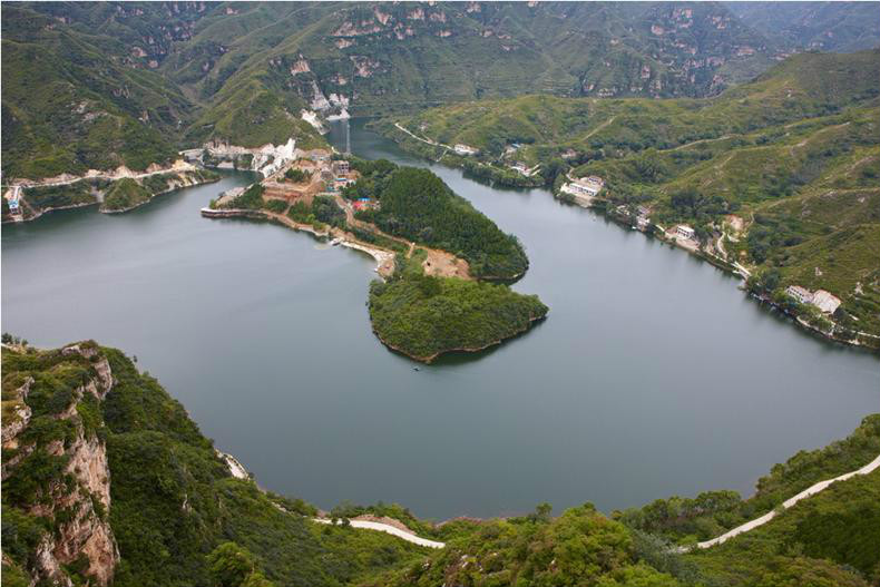  p>龙潭湖风景区国家级风景区,原来是芳畈水库,位于 a target="_blank
