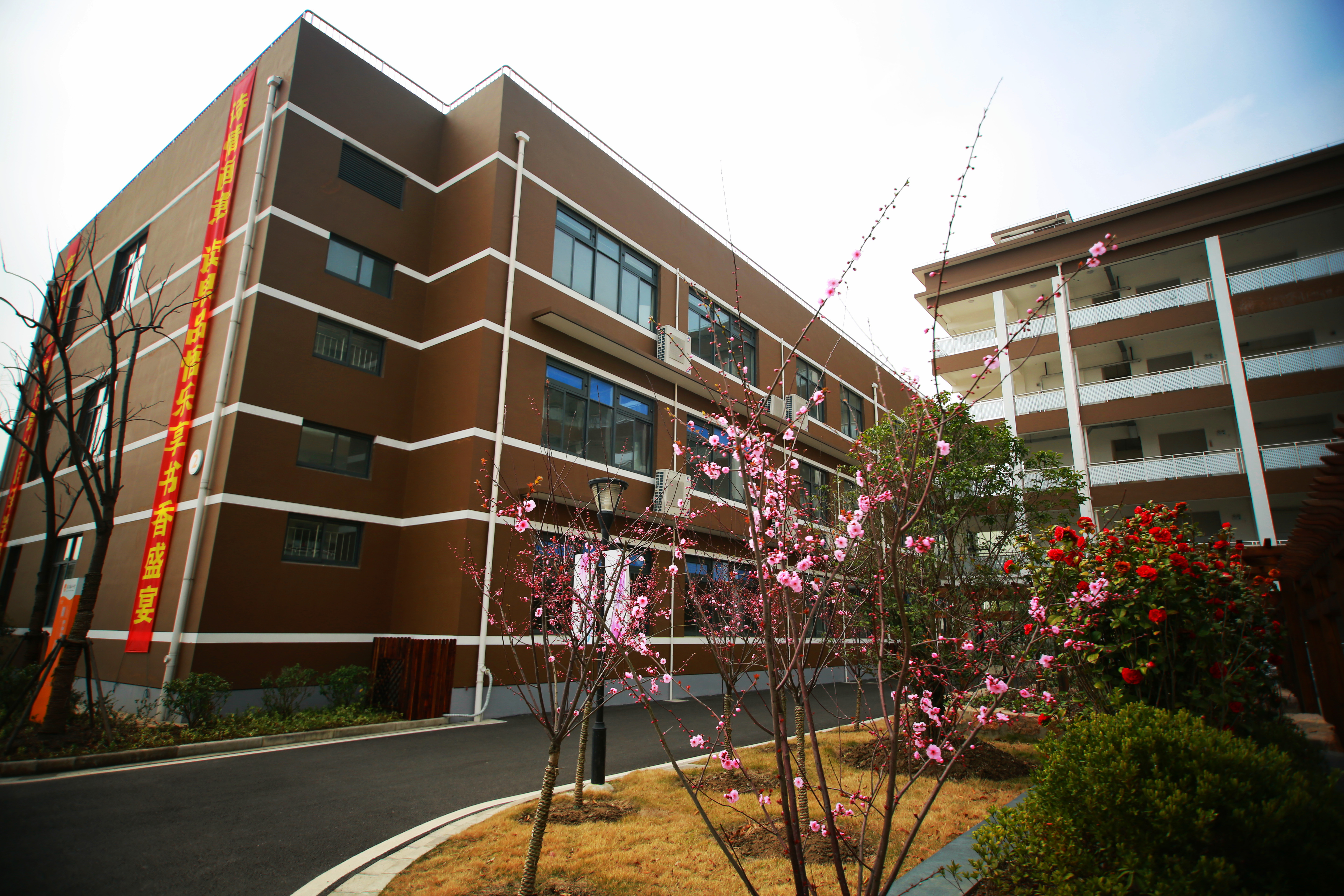  p data-id="gnbu07vvtk">上海市闵行区浦江第一中学已有70多年历史