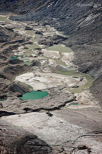  p>冰碛(moraine),在 a href="#">冰川堆积作用 /a>过程中,所挟带和