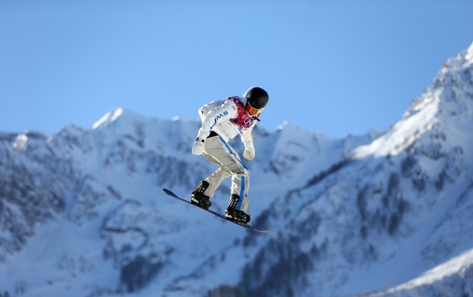 >单板滑雪是一项以一块滑雪板为工具,在规定的山坡线路上快速回转滑降