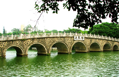  p>九孔桥是广东省湛江市赤坎区桥梁,位于广东省湛江市赤坎区寸金桥