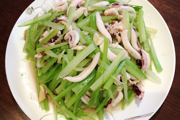 芹菜炒墨鱼
