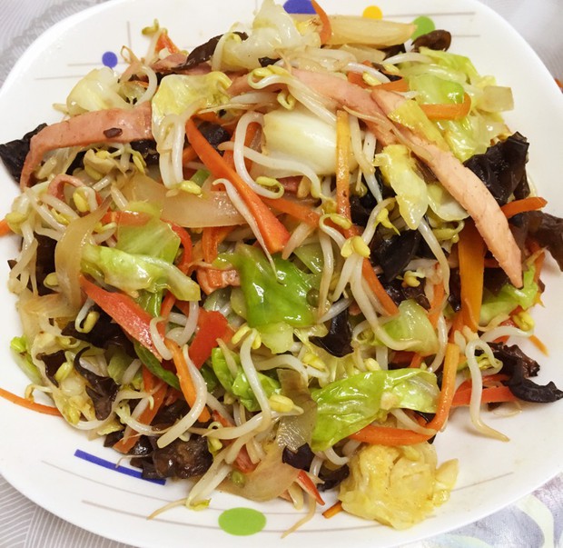 实际就是炒方便面,但这方便面不是普通哒,它就是大名鼎鼎的出前一丁