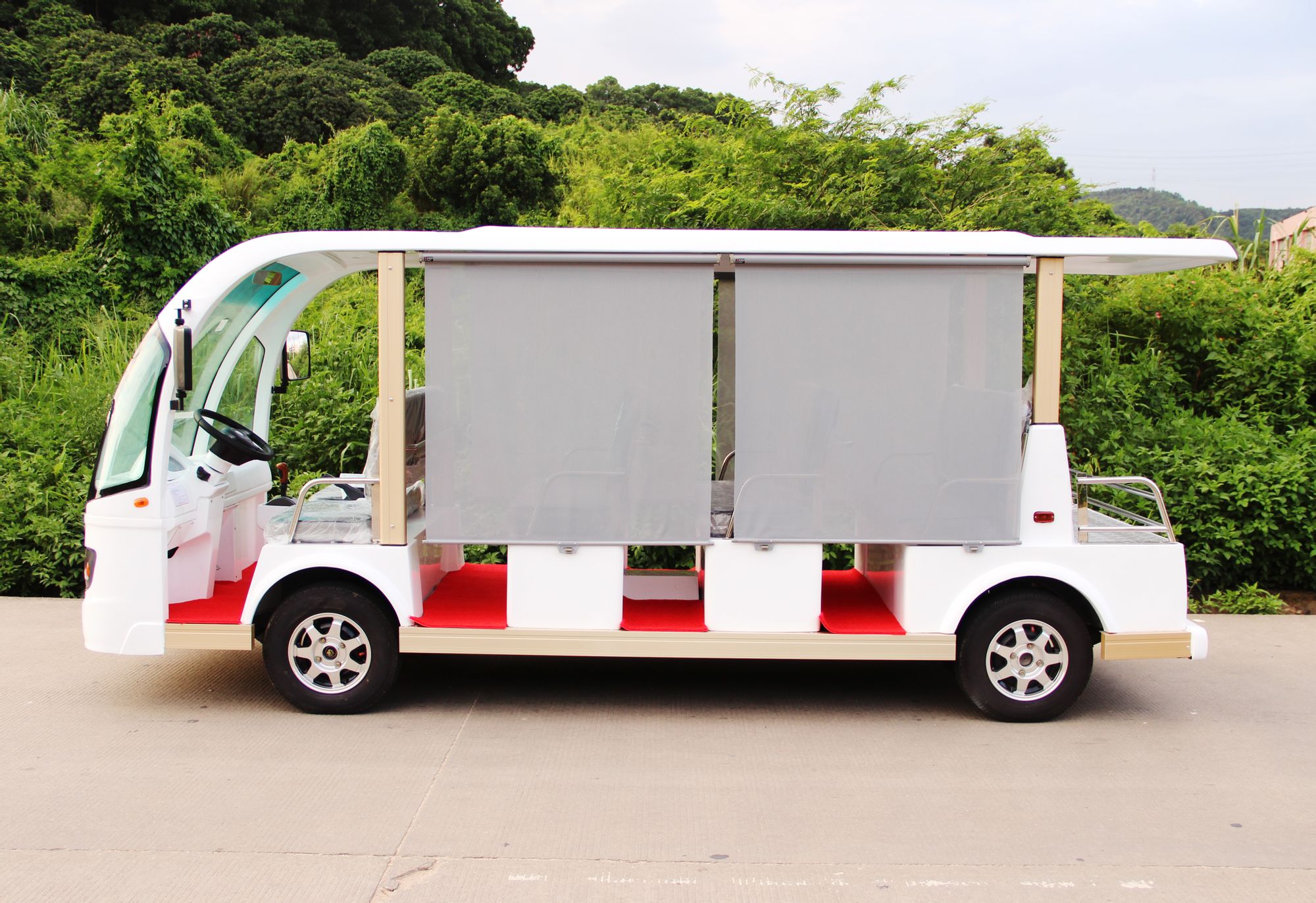  p>旅游观光车采用独立悬挂减震系统,四轮液压制动系统以及高强度专用