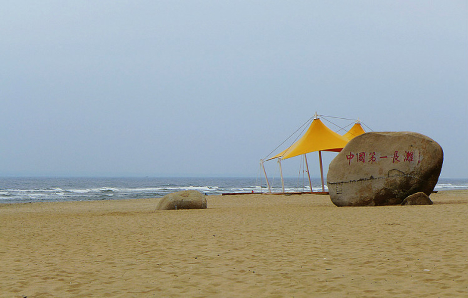 龙海天沙滩在湛江市 a target="_blank" href="/item/东海岛">东海岛 