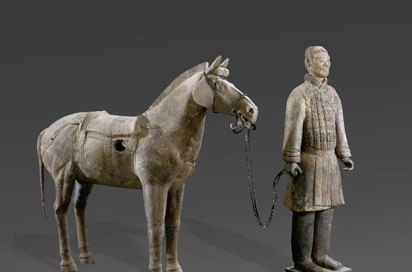 兵马俑二号坑和陕西咸阳塔尔坡秦人墓葬中发现了秦最早的骑兵俑和骑马