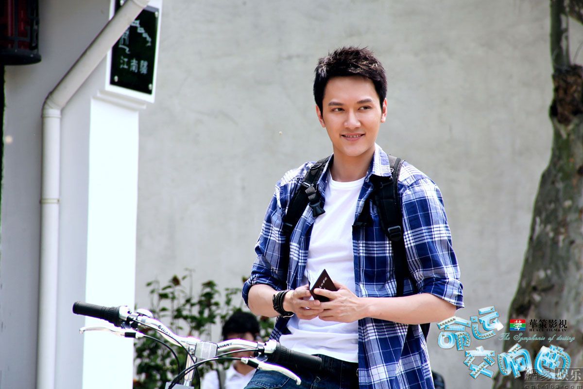  p>冯绍峰,原名冯威,1978年10月7日出生于上海市,中国内地男演员,毕业