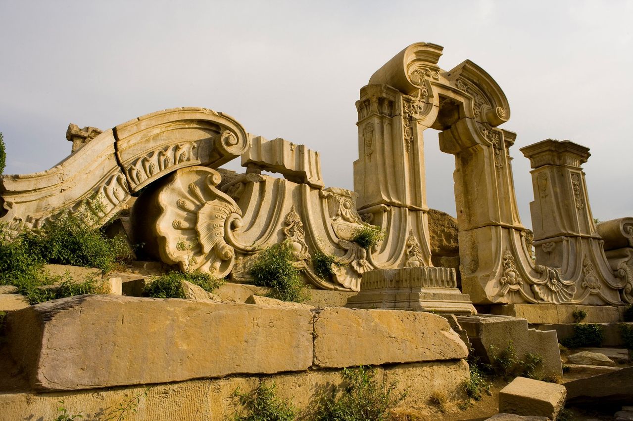  p>圆明园是中国清代大型皇家园林,位于北京市海淀区,始建于1707年(清