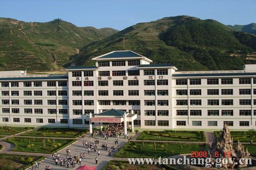  p>宕昌县第一中学举办单位是宕昌县教育局,东临风景秀丽的官鹅沟地质