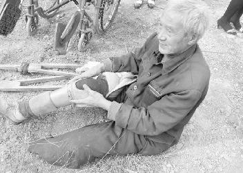 自2000年开始,双腿截肢的他,一直投身于荒山绿化工作,18年来,在太行