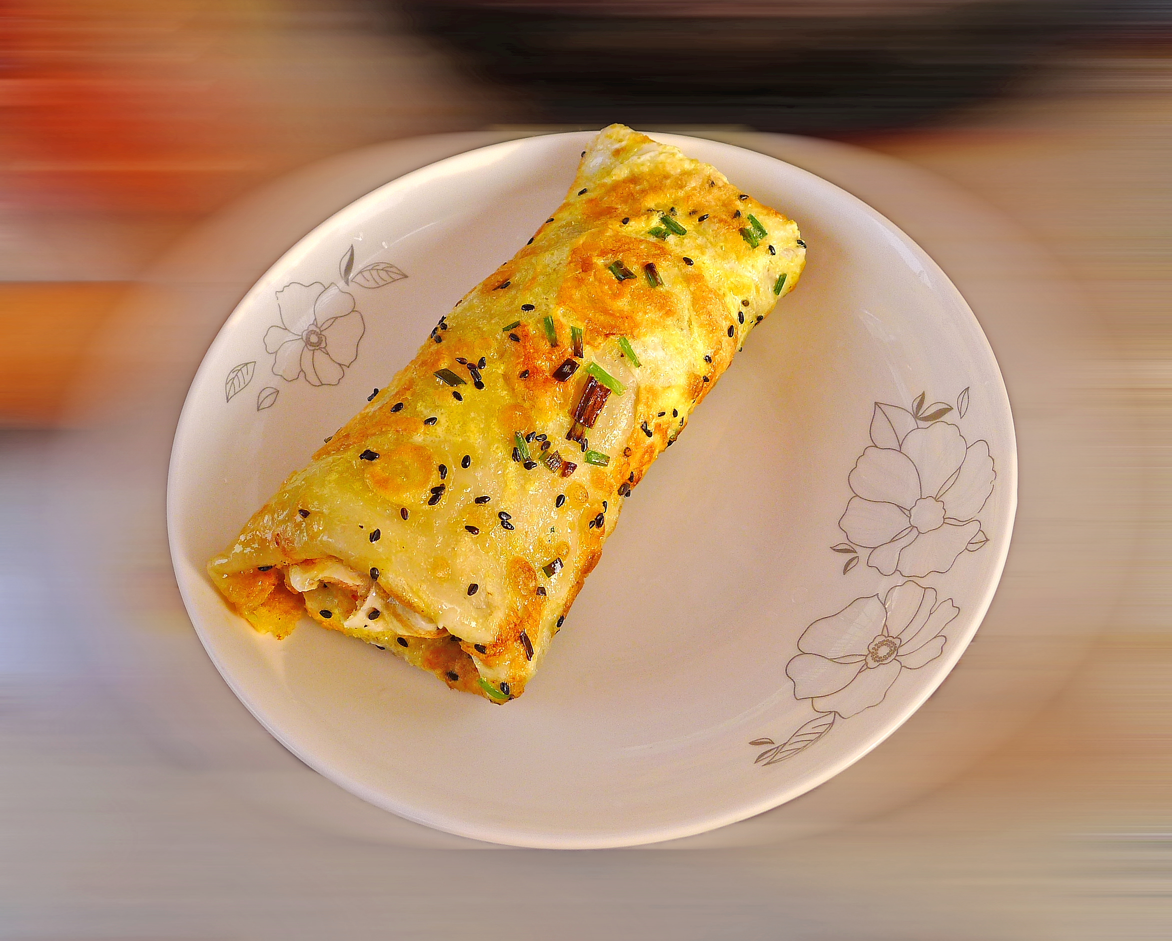  p>鸡蛋饼是由新鲜的鸡蛋,优质面粉,淀粉,食用盐,鸡精,葱,油,火腿肠等