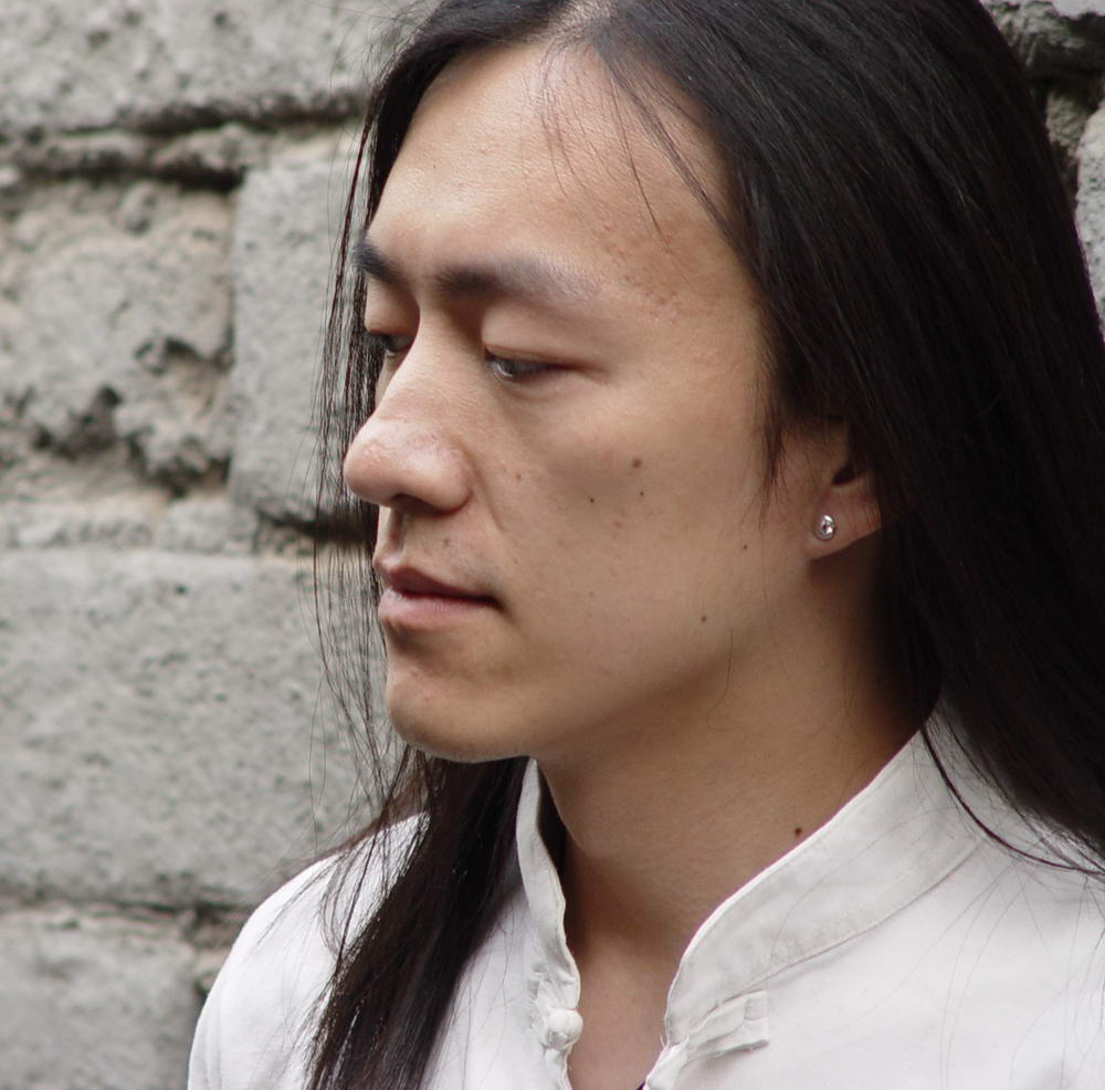 出生地郑州,原名石翔,出身于书香世家.