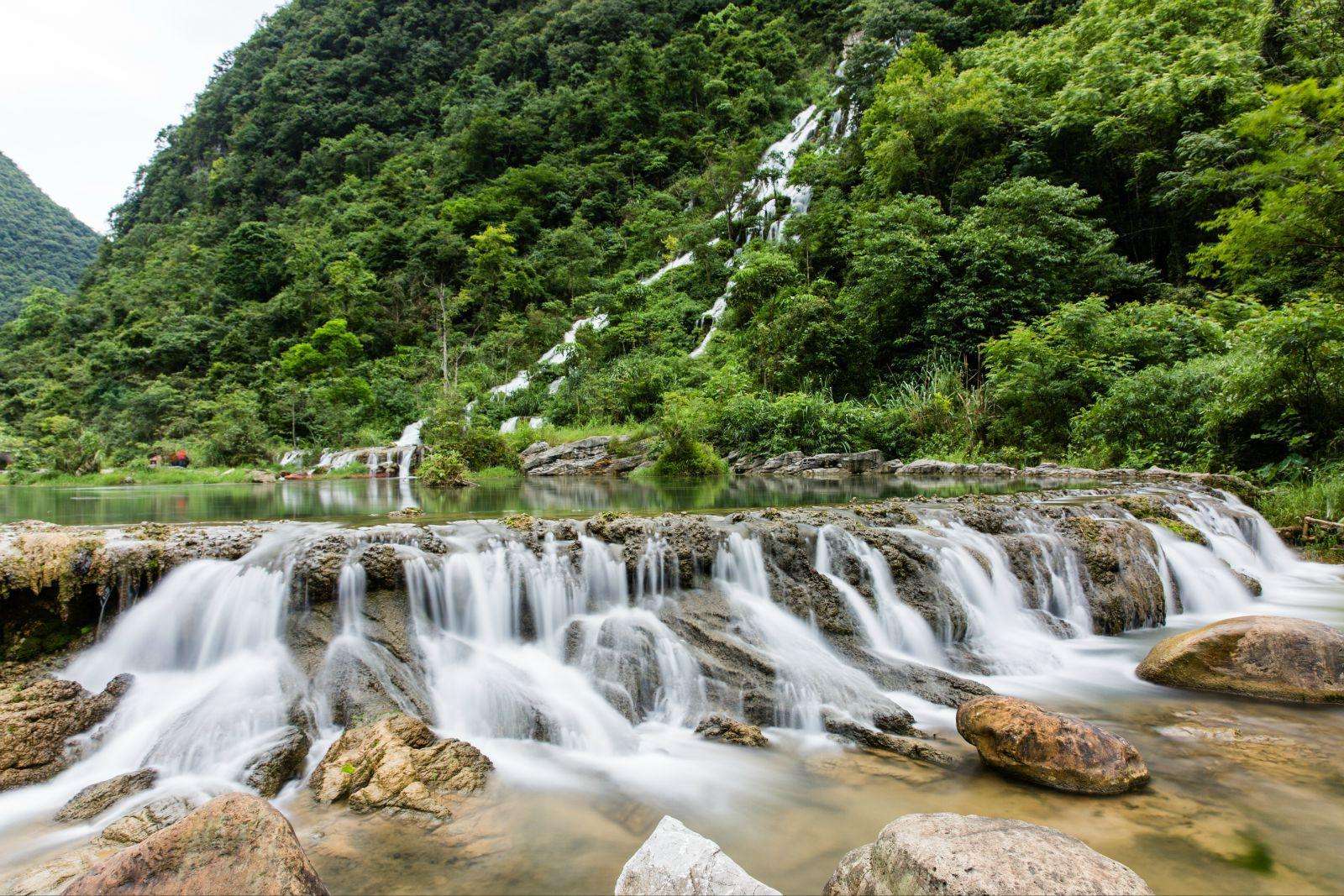  p>穿洞河瀑布位于贵州省黔南布依族苗族自治州瓮安县城北13公里处的 