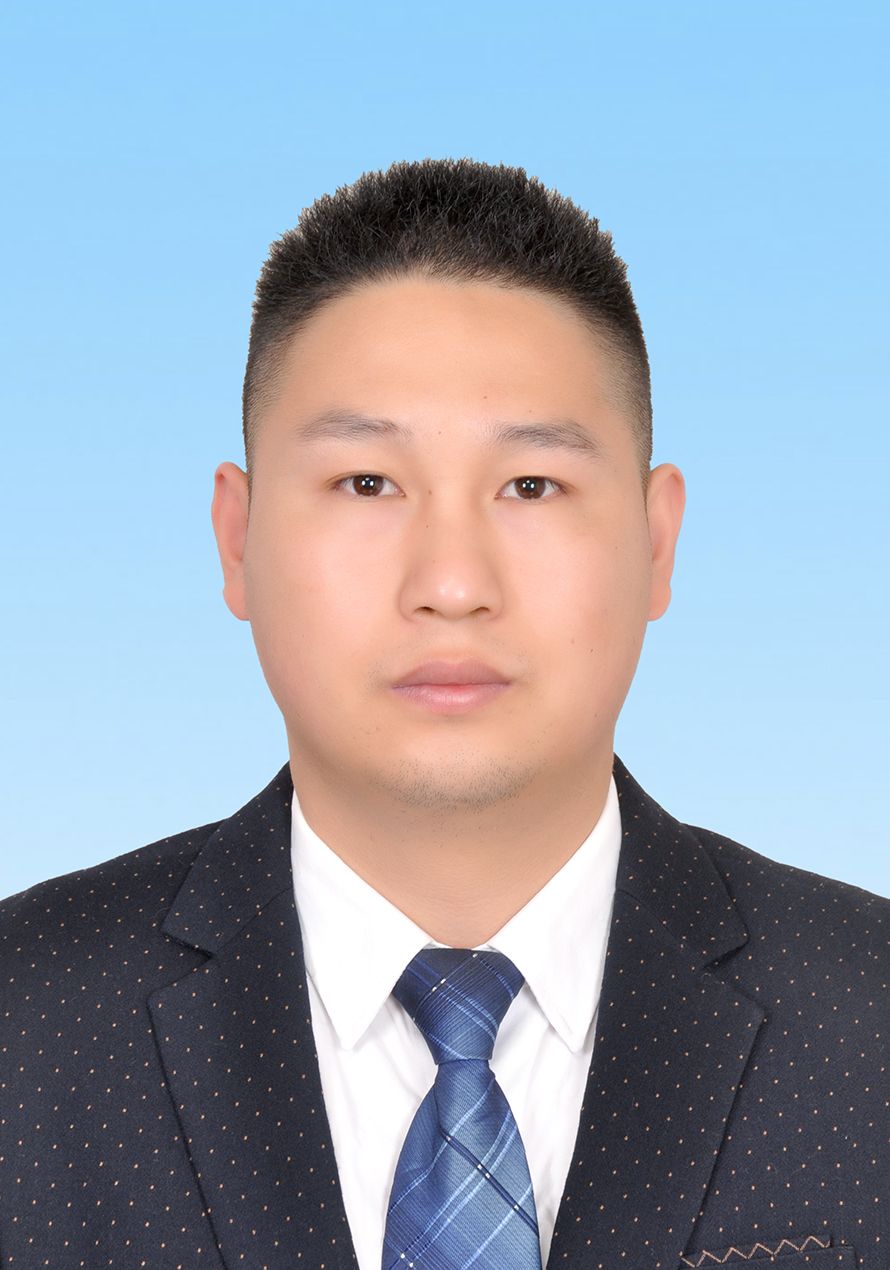 毕业于中央八一学院,咸丰县楼外楼酒家法定代表人,2015年获"恩施州