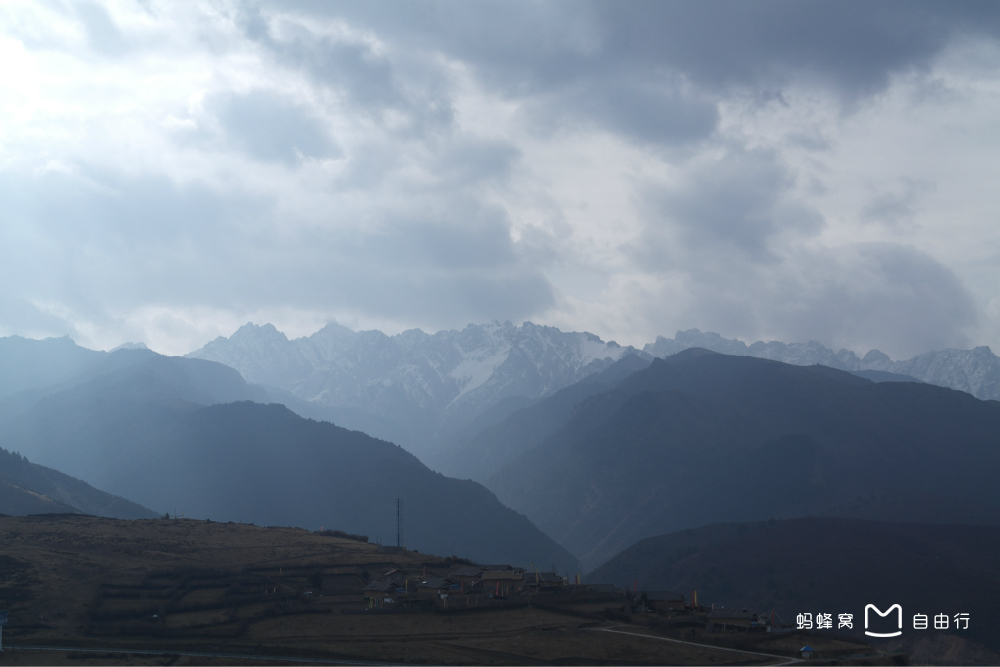 50°,雪宝顶位于松潘县境内,是岷山山脉主峰,最高海拔5588米,岷山主峰